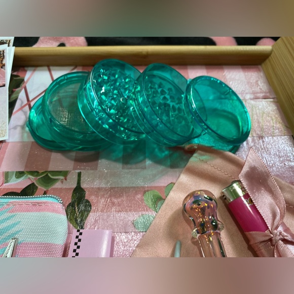 When A Woman Smokes Travel Kit 💨 - Picture 2 of 11